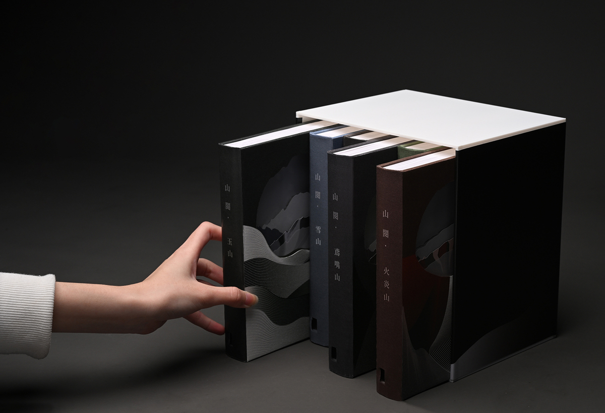 系列作品收納於書殼內，閉合呈平面書體，開啟轉化為光影層次燈景，形成書與燈的轉換關係。