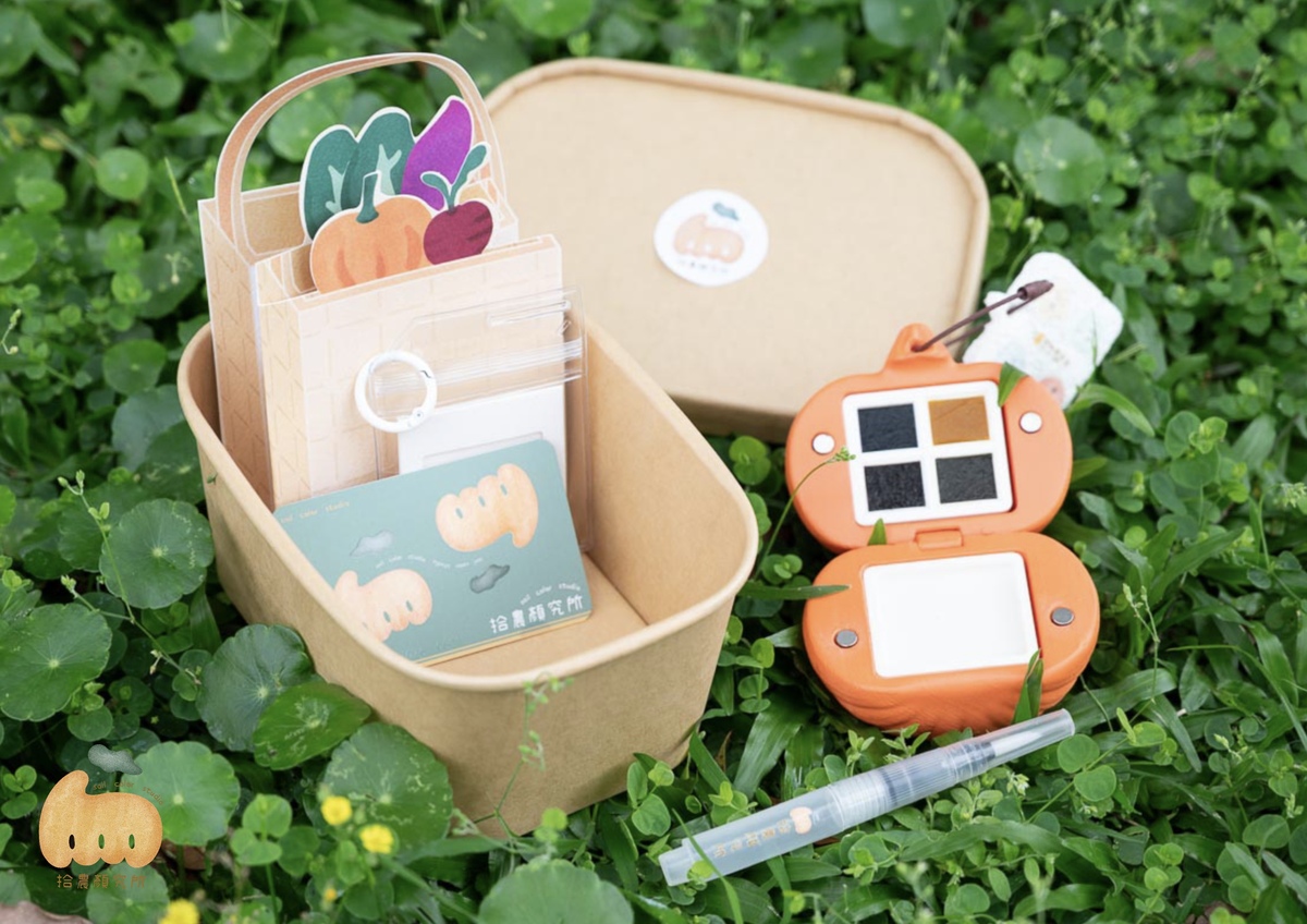 New packaging and watercolor set contents.