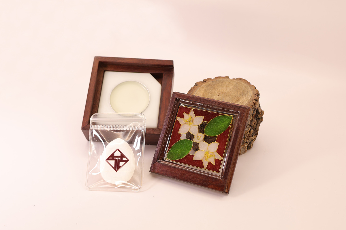「花顏昭影」彩妝用品與外觀圖樣設計。
