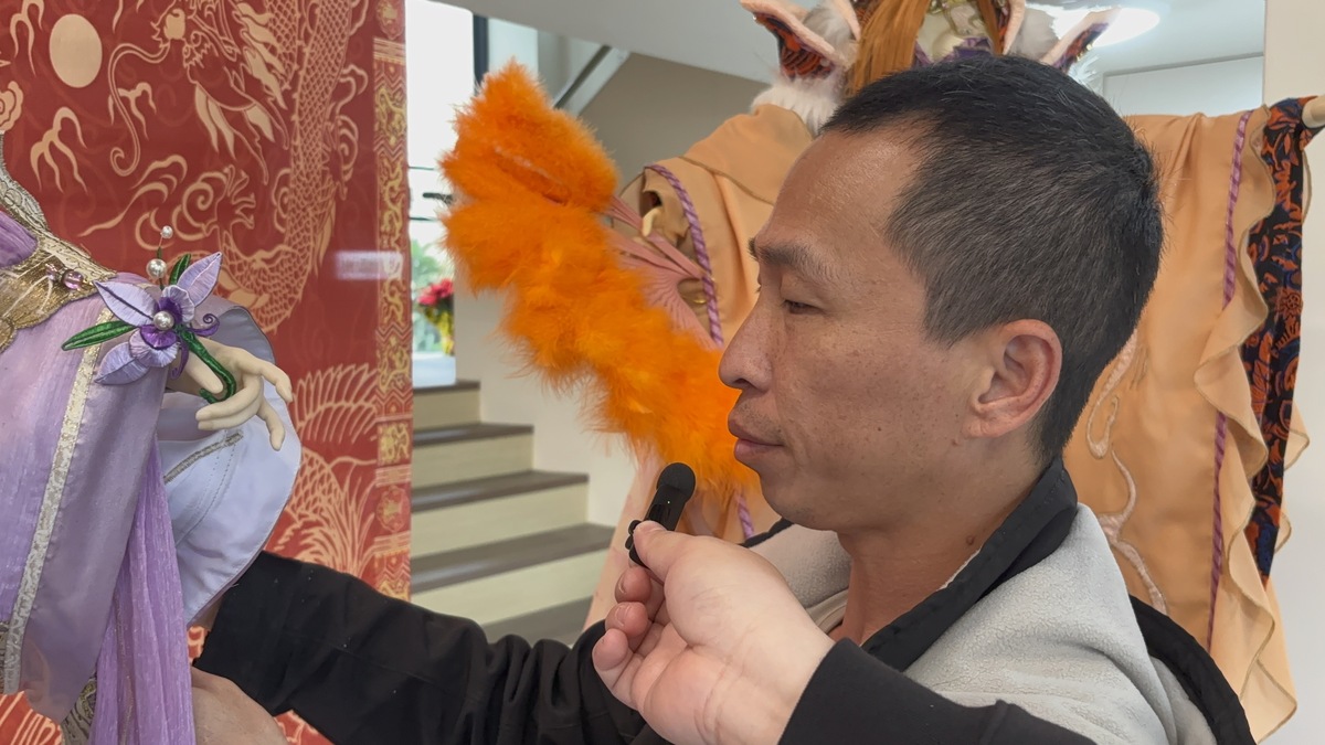 副團長正在調整展覽的戲偶