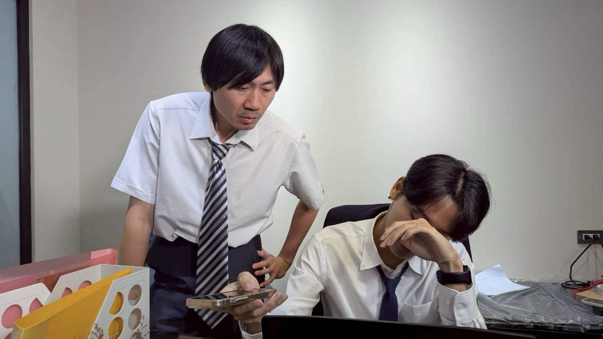 男主角因交代要執行錄影的任務沒錄影到而頭痛