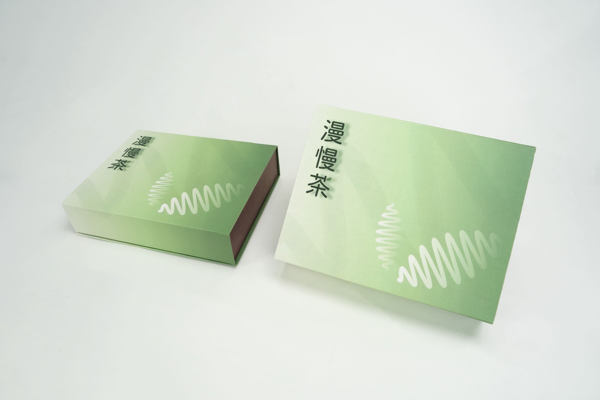 以律動線條串聯茶葉與麵線，展現手作韌性。