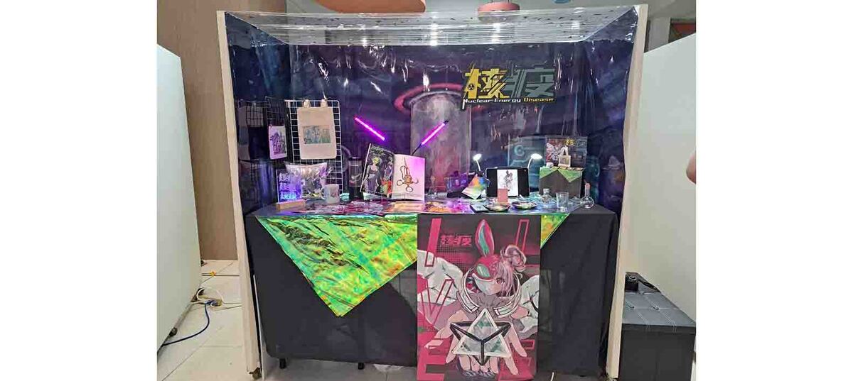 以暗色系為主色調和賽博龐克塗鴉的風格