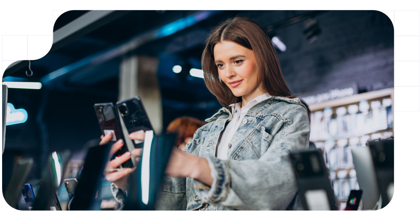 Chica probando producto en un POS | Woman testing the product in a POS