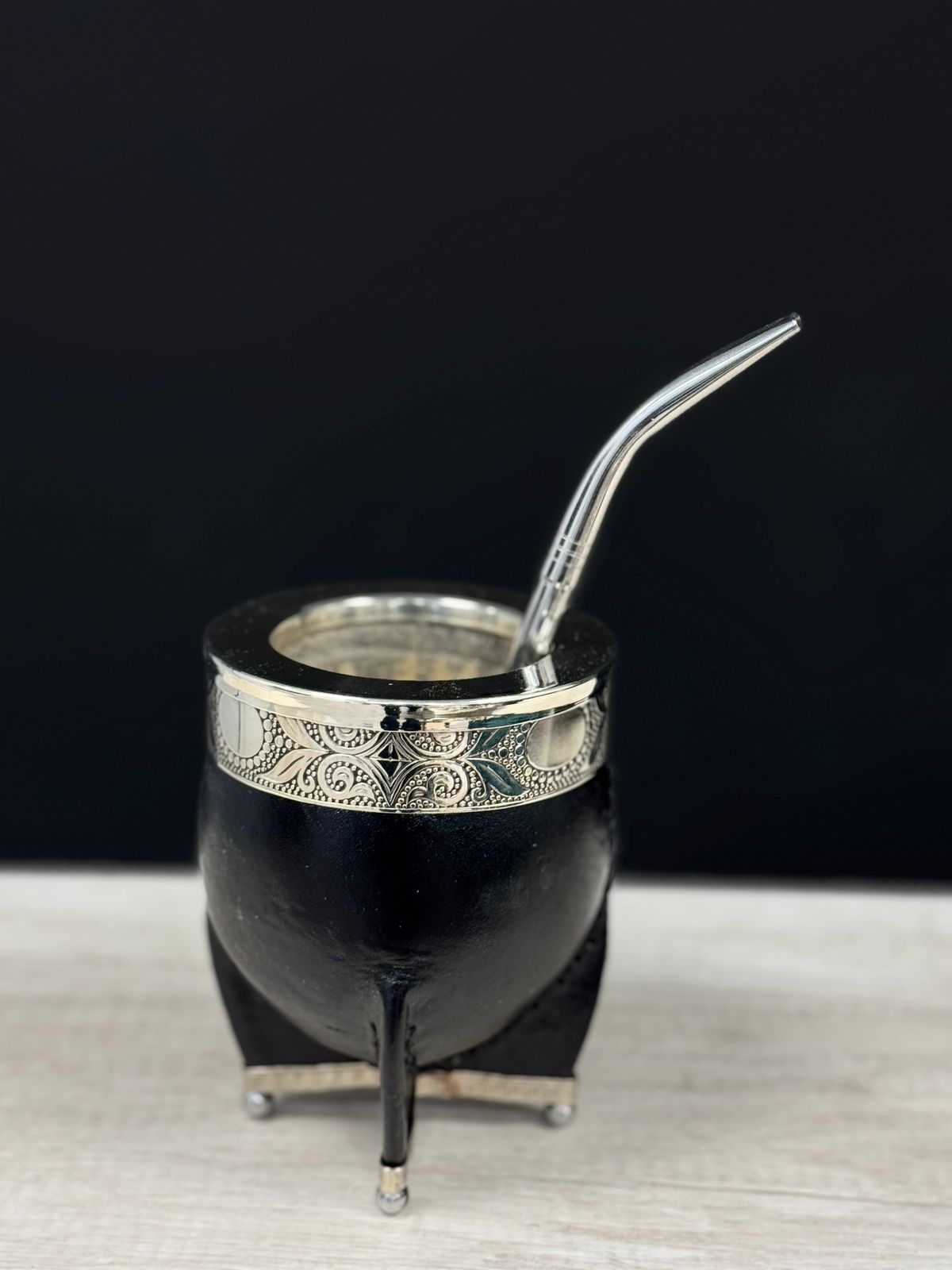 Mate calabaza imperial con base alpaca y pelotas de bronce con bombilla acero pico de loro