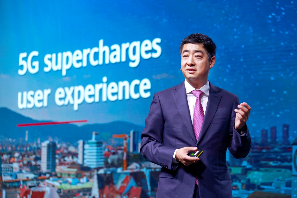 มร. เคน หู รองประธานบริหาร หัวเว่ย ขึ้นกล่าวภายในงาน Global Mobile Broadband Forum ครั้งที่ 10  ณ เมืองซูริค ประเทศสวิตเซอร์แลนด์ 