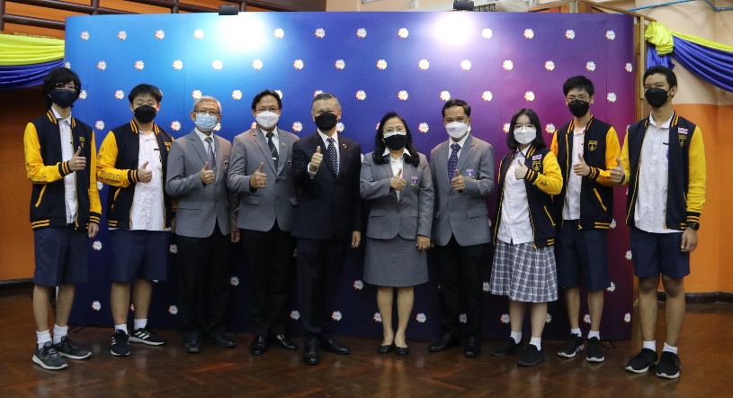 A group of people standing on a stage
Description automatically generated with medium confidence