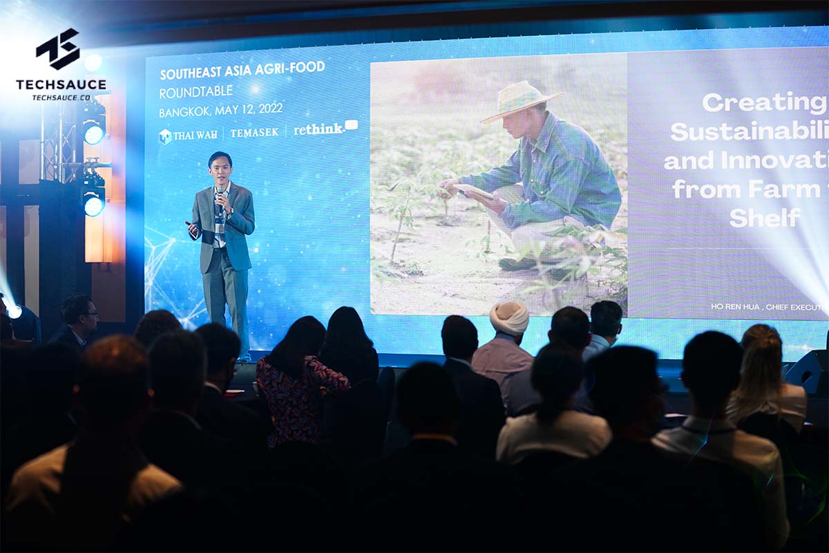 จบกันไปแล้วกับงาน SEA Agri-Food Roundtable 2022 ที่จัดขึ้นเป็นครั้งแรกจากการร่วมมือของ บริษัทไทยวา Temasek และ Rethink ซึ่งภายในงานที่เป็น invite-only ในครั้งนี้ได้มีผู้มาร่วมกว่า 130 คน ล้วนแล้วแต่เป็นผู้นำด้านความคิด นักประดิษฐ์ และ พาร์ทเนอร์ ชั้นนำจากทั่วเอเชียตะวันออกเฉียงใต้ โดยการรวมตัวที่โรงแรม Banyan Tree Bangkok ในครั้งนี้ถือเป็นครั้งแรกในการร่วมงานแบบ face-to-face ในรอบกว่าสองปีของหลายๆคน ทำให้ภายในงานมีความครึกครื้นและเต็มไปด้วยรอยยิ้มของผู้ร่วมทุกคน . เป้าหมายของงานนี้การเสริมสร้างระบบนิเวศของธุรกิจอาหารและการเกษตรในโซนเอเชียตะวันออกเฉียงใต้ให้แข็งแกร่งมากขึ้น โดยต้องการที่จะเน้นในเรื่องของความยั่งยืน เทคโนโลยีใหม่ๆด้านการเกษตร และ ความต้องการของผู้บริโภคที่เปลี่ยนแปลงไปและเกิดขึ้นใหม่ จากการทำงานอย่างไม่หยุดเป็นเวลากว่า 90 วัน ของ คุณ โฮ เรน ฮวา ทีมไทยวา และเหล่า co-host เราจึงสามารถจัดงานที่เต็มไปด้วยเจตนารมณ์และความคิดสร้างสรรค์ และเป็นก้าวสำคัญสำหรับการเปลี่ยนแปลงที่ทำได้จริงของภาคอาหารและการเกษตรนโซนเอเชียตะวันออกเฉียงใต้ของเรา . อย่างที่ได้กล่าวไปก่อนหน้านี้ ภายในงานเราได้มีการพูดคุยถึงหัวข้อด้านนวัฒกรรมต่างๆเช่น Climate-Smart Farming, Biotech-Based Food Production และ การสร้างประเทศไทยให้กลายเป็นศูนย์กลางของธุรกิจอาหารและเทคโนโลยีการเกษตรในอีกสิบปีข้างหน้า เท่านั้นยังไม่พอเพราะหัวข้อด้านการเงินและกลยุทธ์การบริหารก็เป็นที่สนใจอย่างมากเหมือนกัน ซึ่งในงานก็มีการแนะนำบทบาทของ venture capitalists ในธุรกิจอาหารและการเกษตร การสร้างแบรนด์สำหรับผลิตภัณฑ์ plant-based และ กลยุทธ์การกำจัดคาร์บอนต่างๆ สำหรับงานนี้เราได้รับเกียรติจากผู้บริหารระดับสูงจากบริษัทชี้นนำต่างๆทั่วโซนเอเชีย อาทิ CPF Group, Thai Union Group, SCG Chemicals, GROW, Unilever และ อีกมากมายมาเป็นผู้บรรยายภายในงานอีกด้วย  . ทั้งนี้ทาง บริษัทไทยวา Temasek และ Rethink ขอขอบคุณทุกคนที่มีส่วนร่วมทำให้งานประเดิม SEA Agri-Food Roundtable ในปีนี้ในสำเร็จลงไปอย่างงดงาม การตอบรับจากผู้ร่วมงานนั้นดีเยี่ยมมาก เรายินดีที่ได้เห็นความตั้งใจและมุ่งมั่นของทุกคนในงาน รวมไปถึงการร่วมมือใหม่ๆที่กำลังจะเกิดขึ้น เราใฝ่ฝันที่จะเห็นประเทศต่างๆในโซนเอเชียตะวันออกเฉียงใต้เติบโตเป็นผู้นำด้านนวัตกรรมและแนวคิดของความยั่งยืนในภาคอาหารและการเกษตรในอีกไม่กี่ปีข้างหน้า ทุกคนที่ได้เข้าร่วมกับเราในงานนี้ล้วนเป็นก้าวแรกที่สำคัญสำหรับการอนาคตอันสดใสของธุรกิจ Agri-Food และเราหวังเป็นอย่างยิ่งว่าจะได้พบกับทุกคนอีกในงาน SEA Agri-Food Roundtable 2022