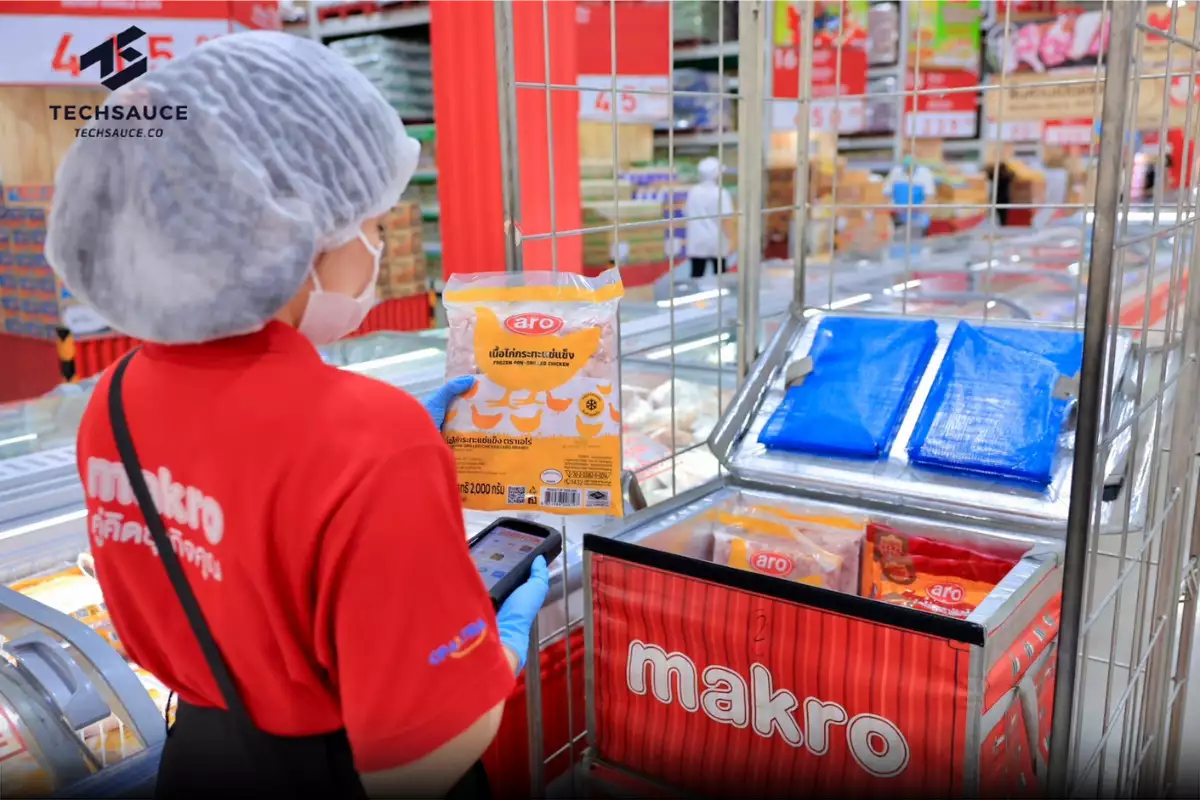 a Makro staff registering products.