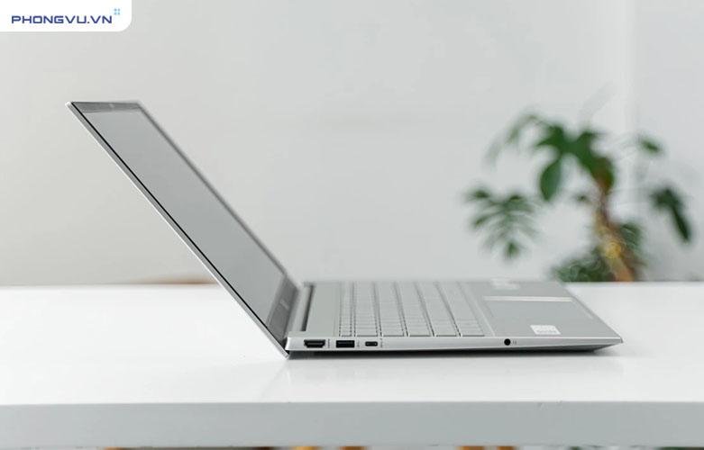 Kết nối thuận tiện với các cổng trang bị dọc hai bên thân máy