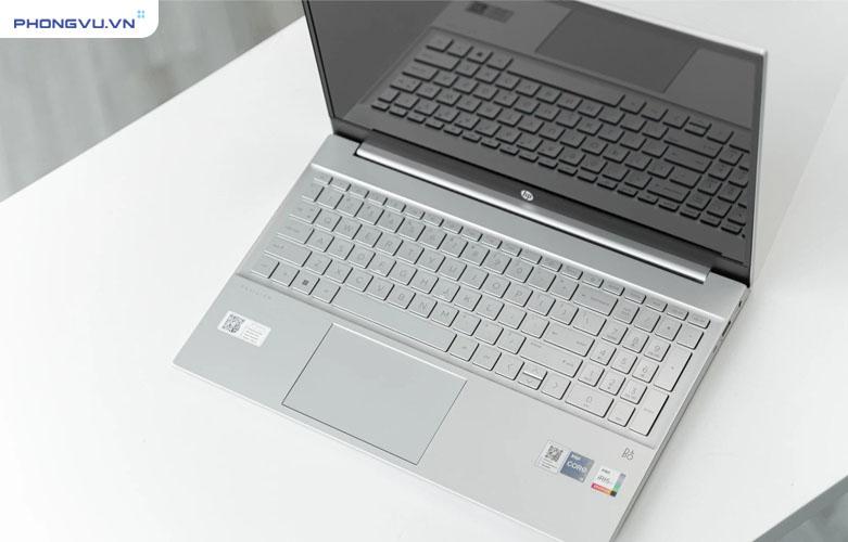 Bàn phím đồng màu với vỏ máy, tạo vẻ đẹp sang trọng