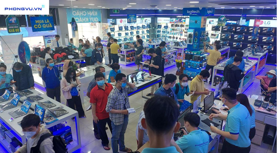 Khách hàng mua laptop tại Showroom Phong Vũ