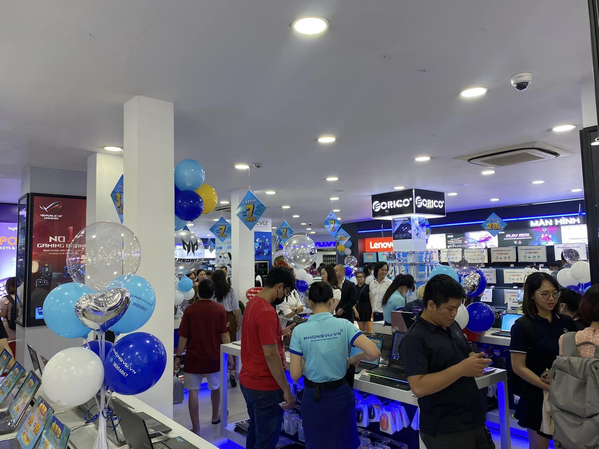 Khách hàng mua laptop tại Showroom Phong Vũ Nguyễn Thị Minh Khai, TPHCM