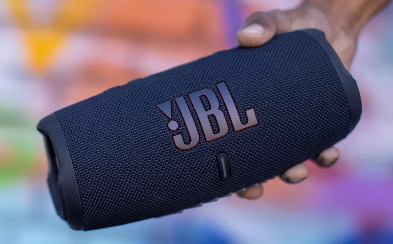 JBL_Charge_5_Lifestyle1_904x560px%20%28Custom%29