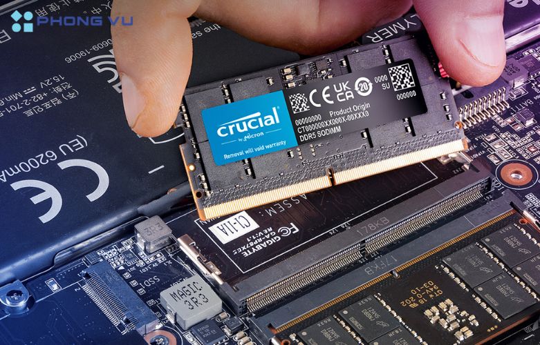 RAM Laptop DDR5 Crucial 32GB (5600) - CT32G56C46S5 trang bị bộ điều chỉnh điện áp trên mô-đun với mạch tích hợp quản lý nguồn điện (PMIC) cải thiện tín hiệu điện năng đến các mô-đun