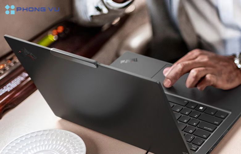Với dung lượng pin lớn và thời gian sử dụng dài lâu, Lenovo ThinkPad X1 Carbon Gen 12 cho phép người dùng sử dụng máy trong thời dài dài, đảm bảo công việc luôn được tiếp tục