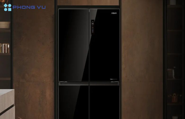 Tủ lạnh Aqua Inverter 660 lít Multi Door AQR-M727XA(GB)U1 được thiết kế với màu đen và mặt gương bóng sang trọng, tô điểm, tăng độ thẩm cho căn bếp của gia đình