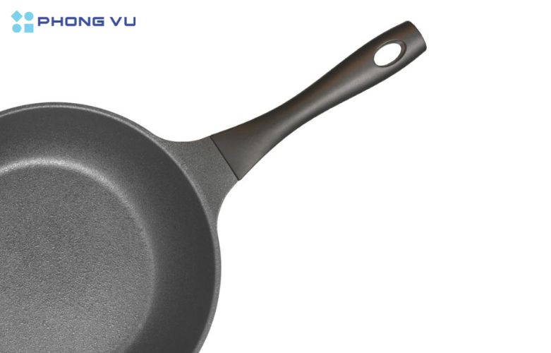 Nhờ vào chất liệu Nhôm ở lòng chảo, Chảo sâu đúc đáy từ Happycook All Black 28cm đảm bảo độ bền của chảo mỗi lần chế biến món ăn