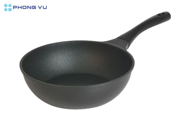Chảo sâu đúc đáy từ Happycook All Black 28cm phù hợp với các món chiên, xào, kho, nấu canh, hoặc chế biến các món ăn cần giữ nhiệt lâu