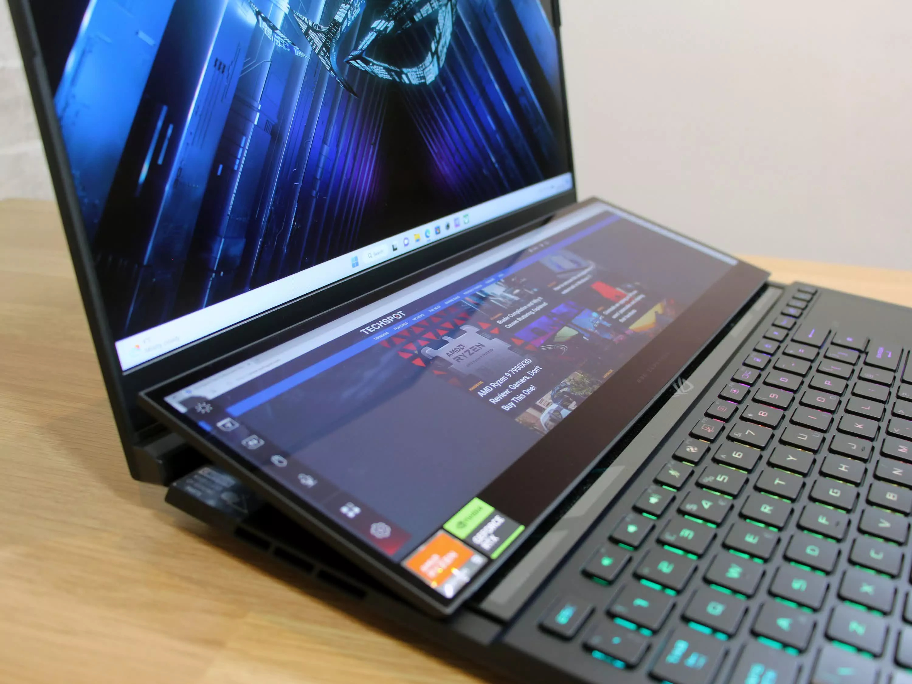 Một số hình ảnh thực tế Laptop Asus ROG Zephyrus Duo 16 GX650PZ (1)