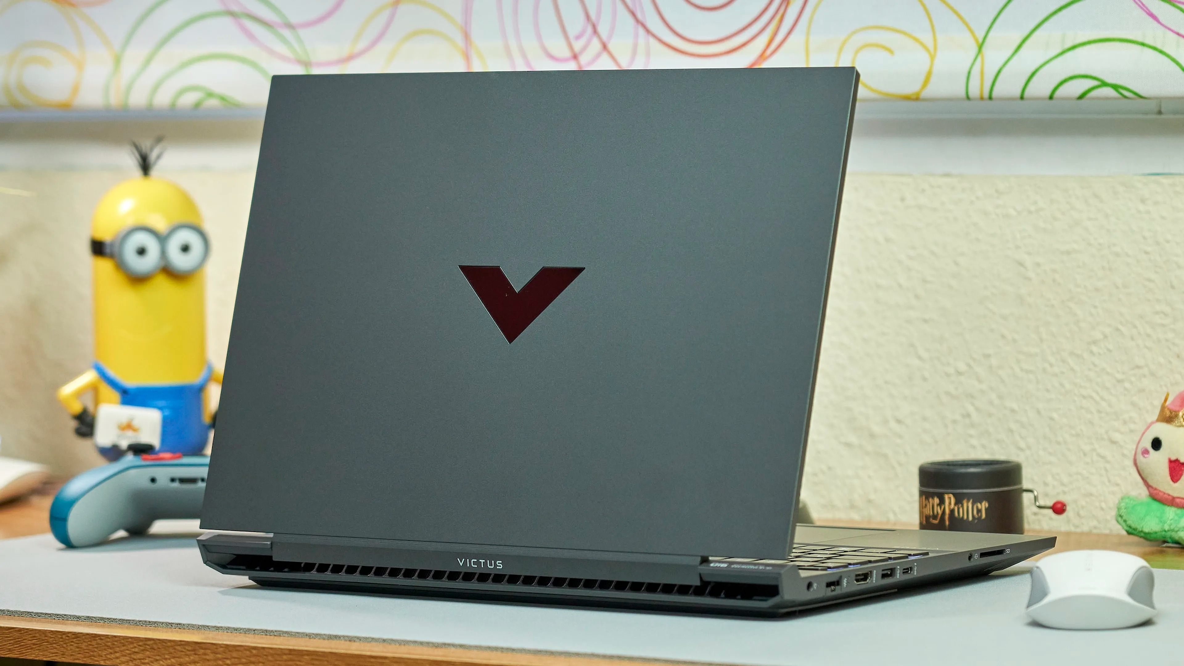 Hình ảnh thực tế  của Laptop HP Victus 15-fa1088TX - 8C5M5PA mặt logo