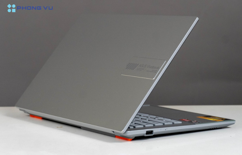Hình ảnh thực tế của laptop ASUS Vivobook Go 14 E1404FA-NK113W mặt sau