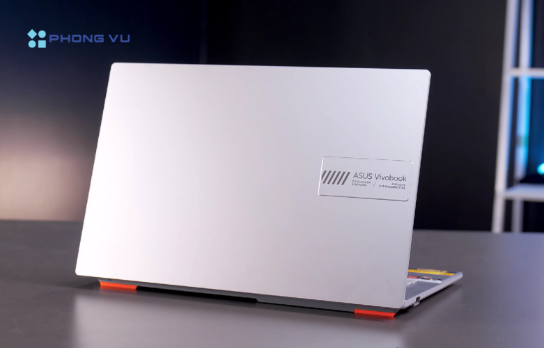 Hình ảnh thực tế ASUS Vivobook Go 14 E1404FA-NK177W mặt sau