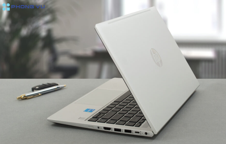 Hình ảnh thực tế Laptop HP ProBook 440 G9 - 6M0Q8PA (cạnh phải)