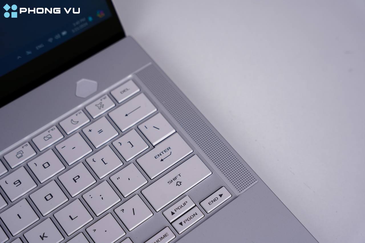 Bàn phím với đèn nền RGB cho phép điều chỉnh đa dạng màu sắc và cung cấp cảm giác gõ thoải mái.