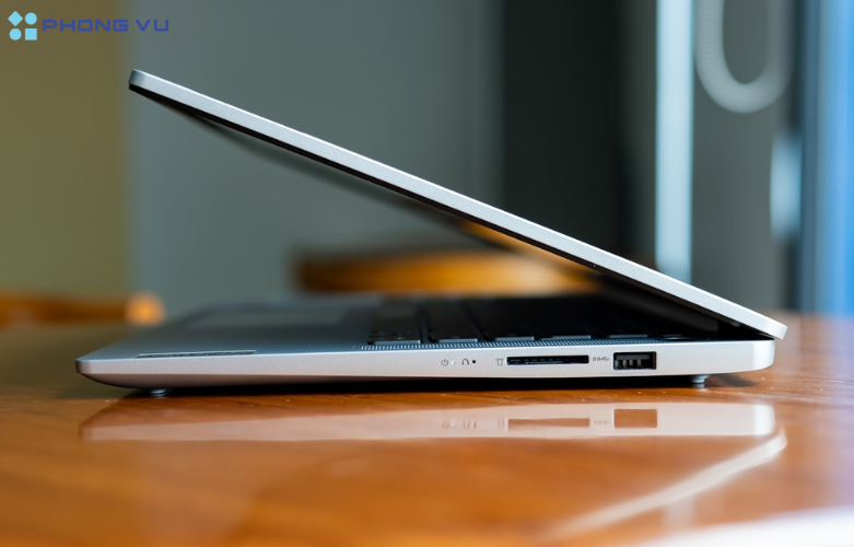 Hình ảnh thực tế Laptop Lenovo IdeaPad Slim 5 14IRL8 - 82XD008LVN (cạnh phải)