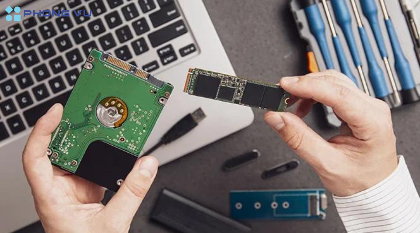 Bên trái là ổ HDD bên phải là SSD 