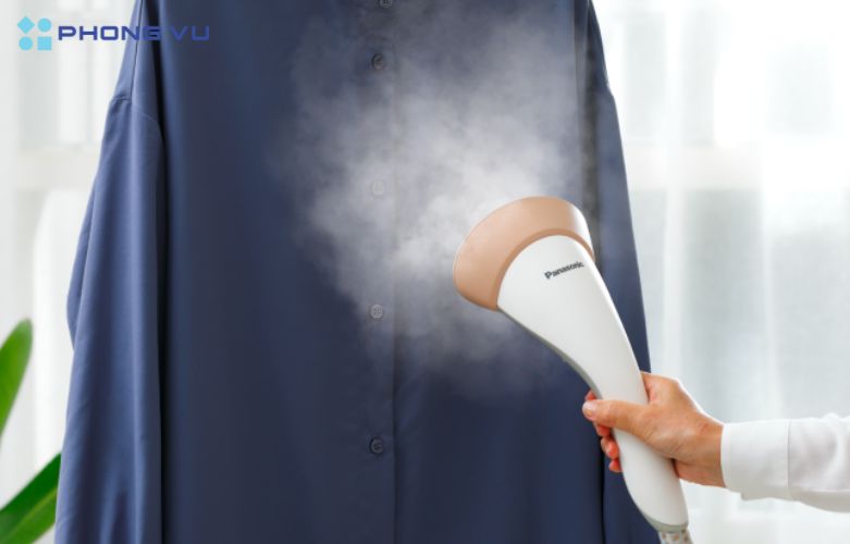 Bàn ủi ngày nay thường tích hợp nhiều tính năng hiện đại, giúp ủi đồ nhanh chóng, tiết kiệm thời gian của người dùng