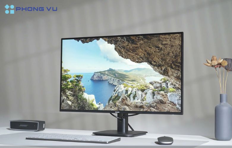 Nhờ kích thước 23,8 inch, màn hình không chỉ vừa vặn trên bàn làm việc mà còn cung cấp không gian hiển thị đủ lớn để thực hiện các tác vụ đa nhiệm hoặc thưởng thức nội dung giải trí chất lượng cao.