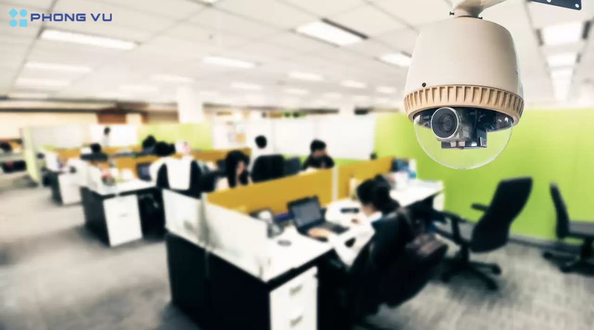 Camera xoay 360 độ giúp mở rộng phạm vi quan sát rộng lớn, kiểm soát toàn bộ khu vực, tăng cường an ninh