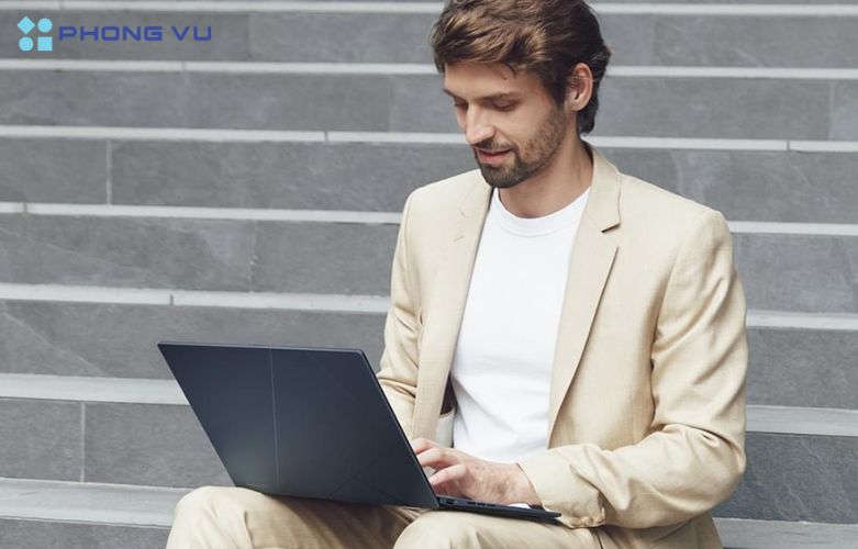 Laptop ASUS Zenbook 14 UX3405CA-PZ204WS mang đến trải nghiệm hội họp hiệu quả nhờ việc trang bị các loa, micro và camera chất lượng cao