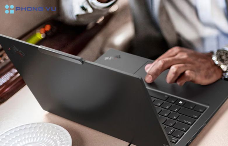 Laptop Lenovo ThinkPad X1 Carbon Gen 12 - 21KC008NVN có độ bền cao giúp chúng có thể đồng hành cùng người mọi lúc mọi nơi