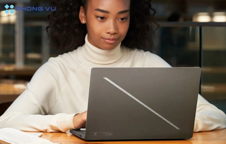 Nhờ hệ thống kết nối mạnh mẽ, ASUS ROG Zephyrus G14 GA403UV-QS091W có thể dễ dàng kết nối với nhiều thiết bị ngoại vi, phục vụ tốt cho công việc, giải trí và chơi game chuyên nghiệp.
