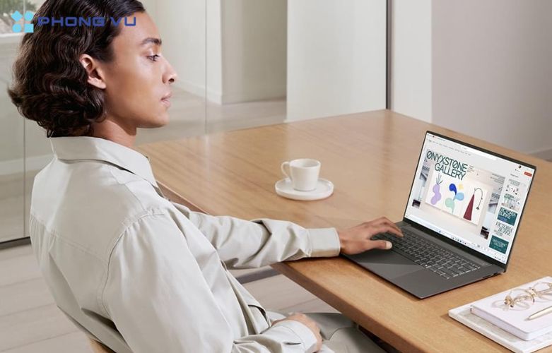 Laptop Asus Zenbook S 16 OLED UM5606KA-RK113WS phù hợp cho những ai làm việc với thiết kế đồ họa, chỉnh sửa video, hoặc đơn giản là muốn trải nghiệm giải trí với hình ảnh sắc nét và trung thực nhất