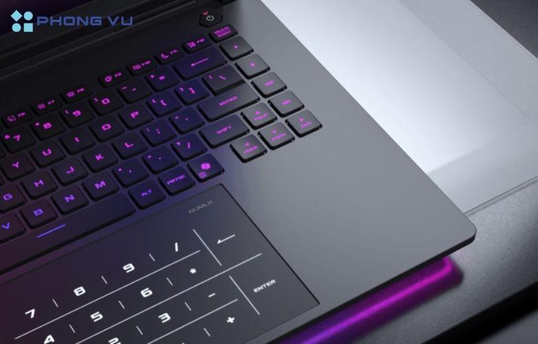 Laptop Asus ROG Strix SCAR 16 G635LW-RW175W sở hữu bàn phím và touchpad cao cấp, tạo trải nghiệm tương tác với máy cực mượt mà