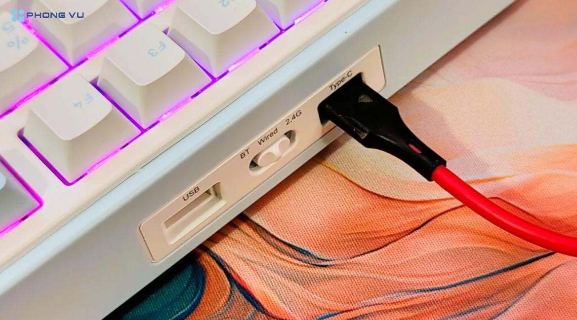 Hỗ trợ ba chế độ kết nối linh hoạt: USB-C, 2.4GHz và Bluetooth 5.0