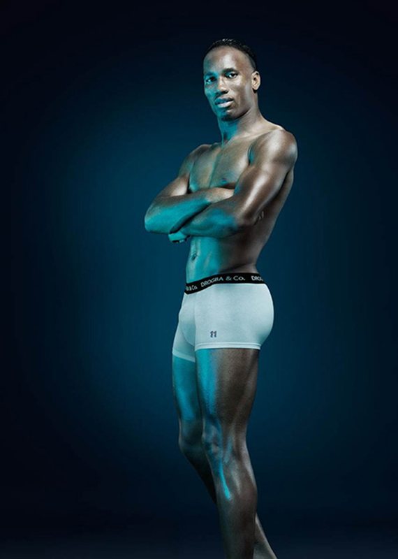 Футболисты боксеры. Didier Drogba 2023. Drogba торс. Футболист боксер. Дрогба и ко трусы.