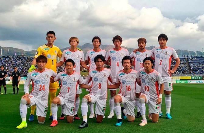 Вратарь Эхиме пропустил два гола с центра поля/twitter.com/ehime_fc