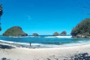 Wisata Goa Cina Pantai Malang Selatan Yang Wajib Dikunjungi