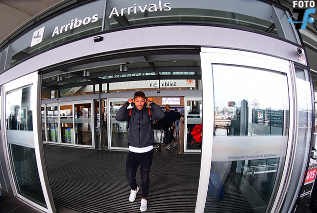 El español Xisco Jiménez en el momento del arribo al Aeropuerto Internacional de Carrasco. 