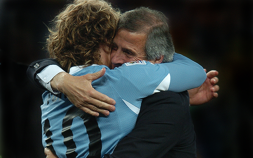 El abrazo de Diego Forlán con Óscar Tabárez en el Mundial de Sudáfrica 2010.