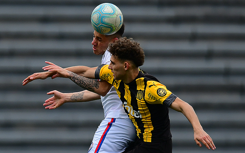 Nacional y Peñarol empataron 2-2 en el clásico del fútbol uruguayo