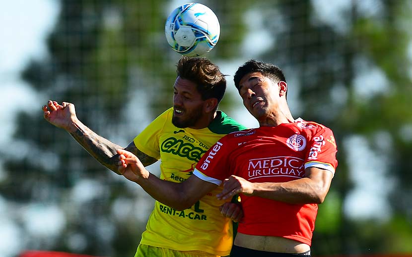 Con el partido entre Albion y Torque, volvió el fútbol uruguayo