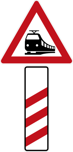 Zeichen 156 Bahnübergang mit dreistreifiger Bake