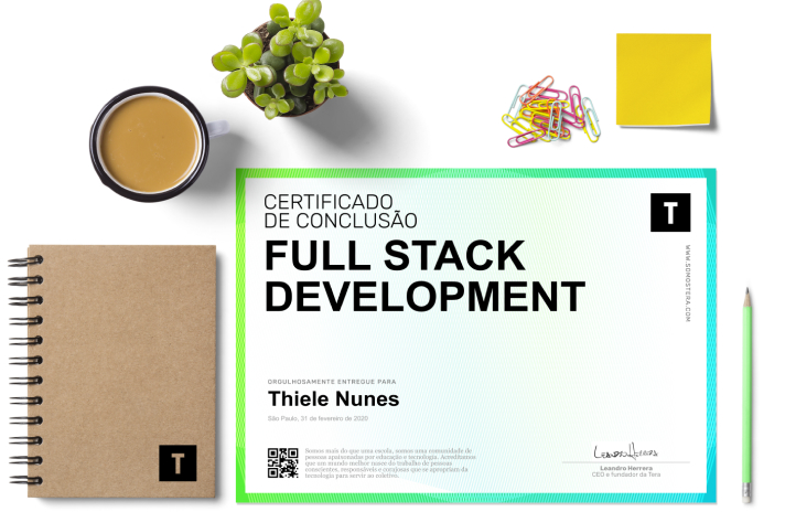 Ilustração de um certificado de conclusão do curso de Full Stack Development com o papel branco e a borda gradiente azul e verde. Ao lado esquerdo do certificado, um caderno com a logo preto. Em cima do cerificado uma caneca com café, uma planta, alguns clipes coloridos e um postit amarelo.