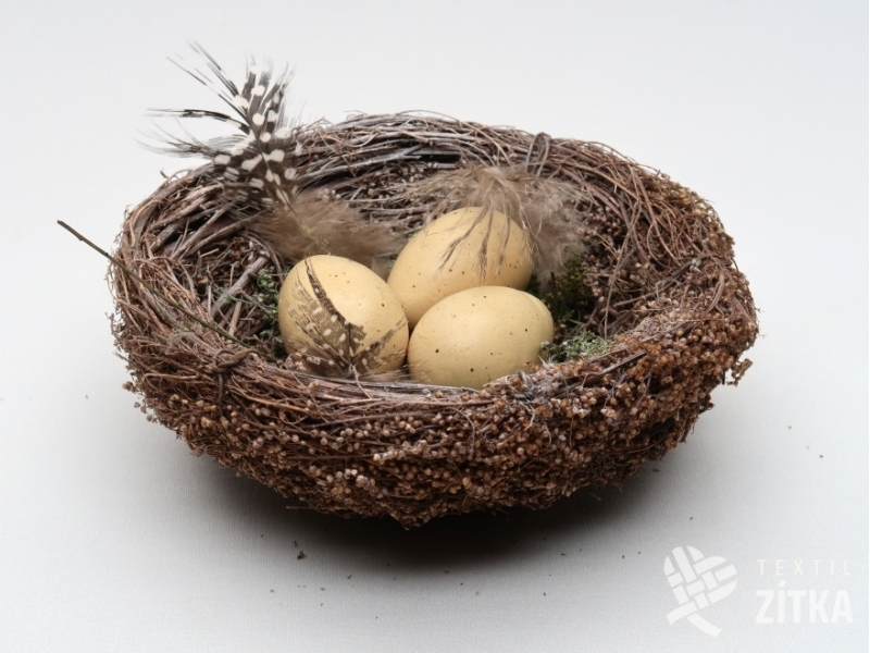 Ptačí hnízdo pro jarní výzdobu obsahuje tři vajíčka a pírka